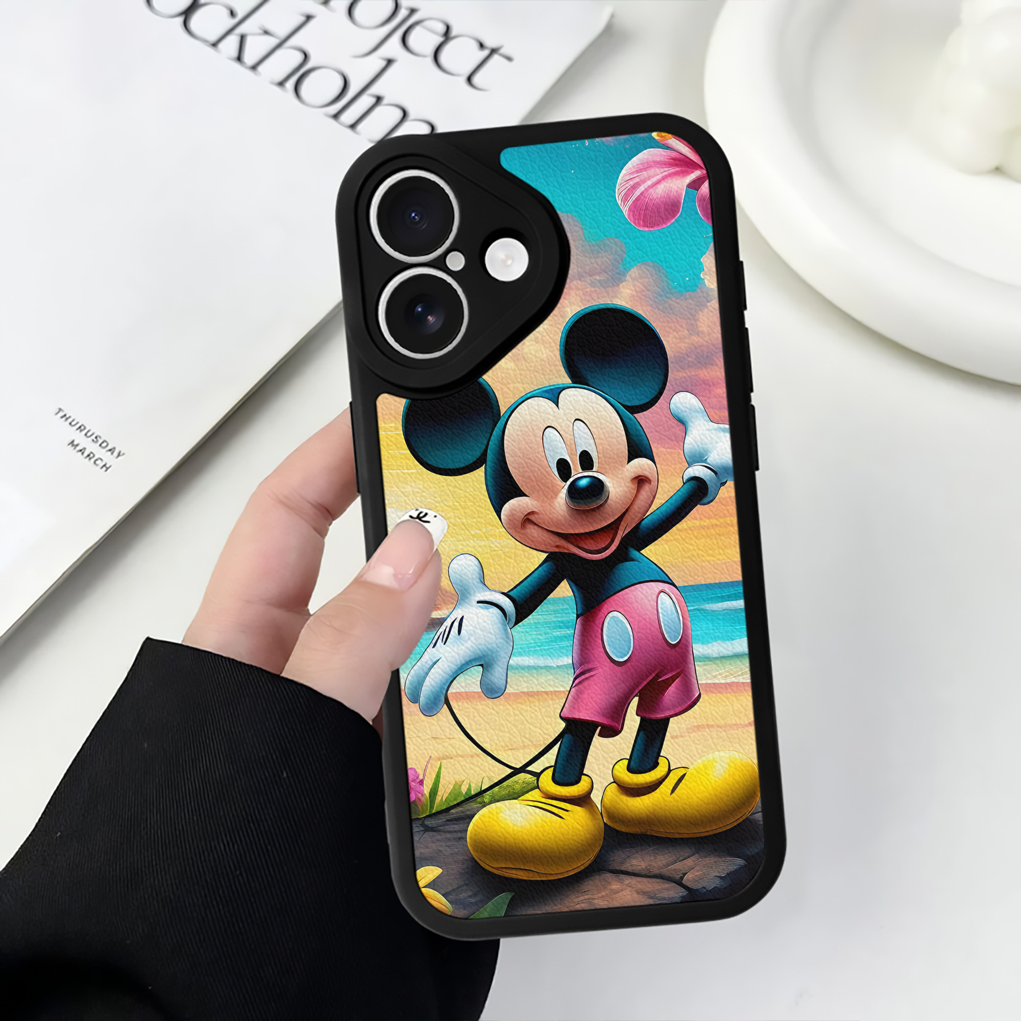 （画像用） ミッキーマウス Mickey Mouse 【iPhone 16シリーズ対応】シリコンスマホケース（レザー調） 材質：シリコン